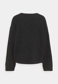 Pull en maille gris foncé à manches longues avec un col rond, vu de dos sur un fond clair uni.
