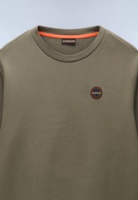 Felpa color khaki con scollatura rotonda, tessuto testurizzato e un logo circolare con accenti arancioni sul petto e sul colletto interno.