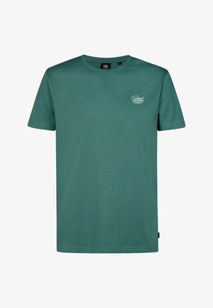 Groen T-shirt met korte mouwen en ronde hals met klein wit "Petrol Industries"-logo op de linkerborst en een zwart label aan de linkerkant onderaan.