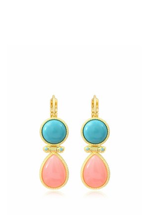 Boucles d'oreilles en or avec des pierres turquoise rondes au-dessus de petits accents turquoise et de pierres roses en forme de goutte, le tout serti dans des montures en or texturées.