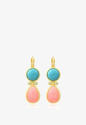 Boucles d'oreilles en or avec des pierres turquoise rondes au-dessus de petits accents turquoise et de pierres roses en forme de goutte, le tout serti dans des montures en or texturées.