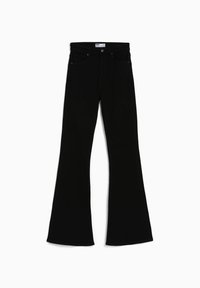 Jeans acampanados negros hechos de denim, con una cintura alta, cierre de cremallera y diseño de cinco bolsillos. Textura suave con un color sólido.