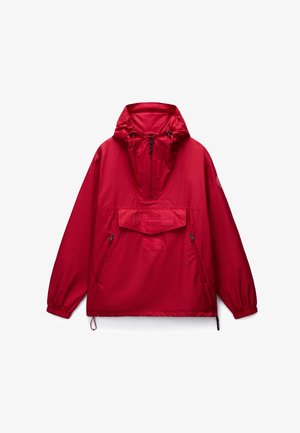 Rød lettvekts anorakkjakke med stor lomme foran, justerbar hette, glidelåslommer på siden og elastiske mansjetter. Glatt, nylontekstur.