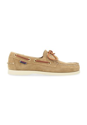 Scarpa da barca in suede marrone chiaro con una finitura liscia, lacci a contrasto e suola in gomma bianca. Presenta fori per i lacci e cuciture decorative.