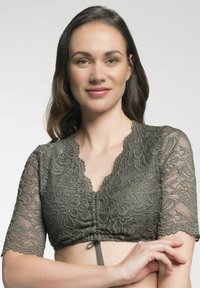 Olivgrünes Spitzen-Crop-Top mit kurzen, halbtransparenten Ärmeln, gewellten Kanten und einer Kordelzug-Frontöffnung. Texturiertes Blumenmuster über die gesamte Fläche.