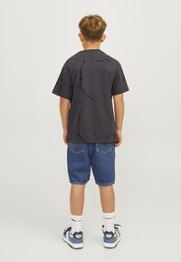 Jack & Jones Performance JJKEY LOOSE TEE CREW JNR - Marškinėliai su spaudiniu - asphalt