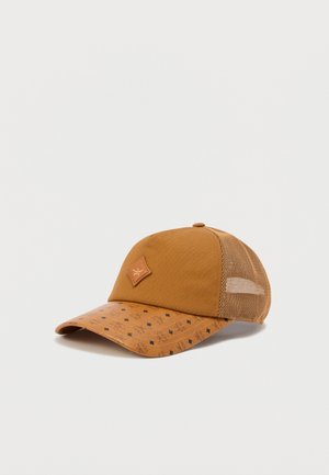 Casquette marron avec un dessus en tissu uni, des côtés en mesh, et une visière à motif avec des imprimés de losanges et de textes. Comprend un patch en cuir avec logo.