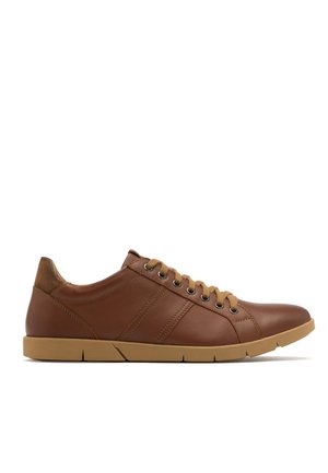 Brązowe skórzane sneakersy o gładkim wykończeniu, z zapięciem na sznurowadła, kontrastowymi akcentami w kolorze tan oraz gumową podeszwą z geometrycznym wzorem bieżnika.