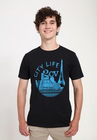 Svart t-shirt med en blå grafisk design av en vintage bil och Eiffeltornet, med texten "CITY LIFE 2cv." Slät tyg och avslappnad passform.