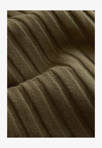 Ausgewählt, khaki green