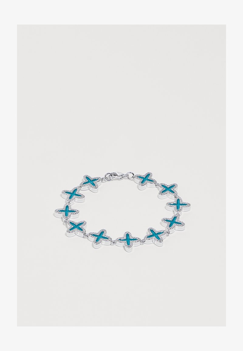 Bracelet en argent avec des breloques en forme d'étoile turquoise liées entre elles, disposées en motif circulaire sur un fond clair uni.
