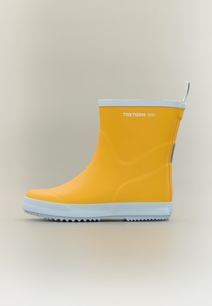 Rumena gumijasta dežna škornja z belo teksturirano podplatom, gladko površino in svetlomodrim poudarkom na vrhu. Na strani ima logotip.