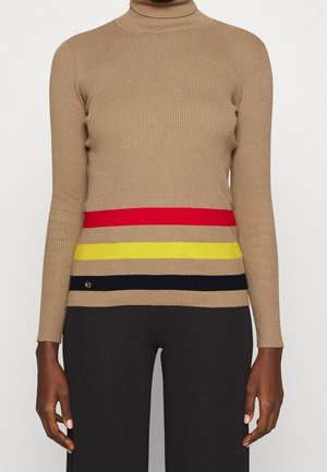 Beige gestreifter Rollkragenpullover mit kräftigen horizontalen Streifen in Rot, Gelb und Schwarz im unteren Bereich. Mit Logo-Detail.