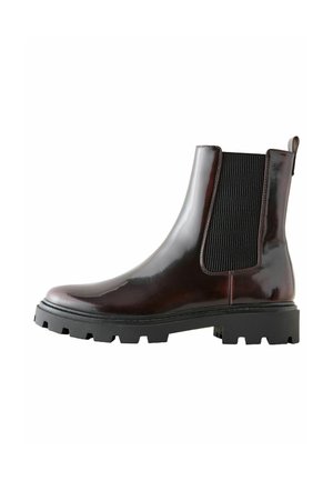 Bottines Chelsea en cuir patent bordeaux avec panneaux latéraux élastiques, semelle en caoutchouc noire épaisse et languette à l'arrière. Design à bout rond.
