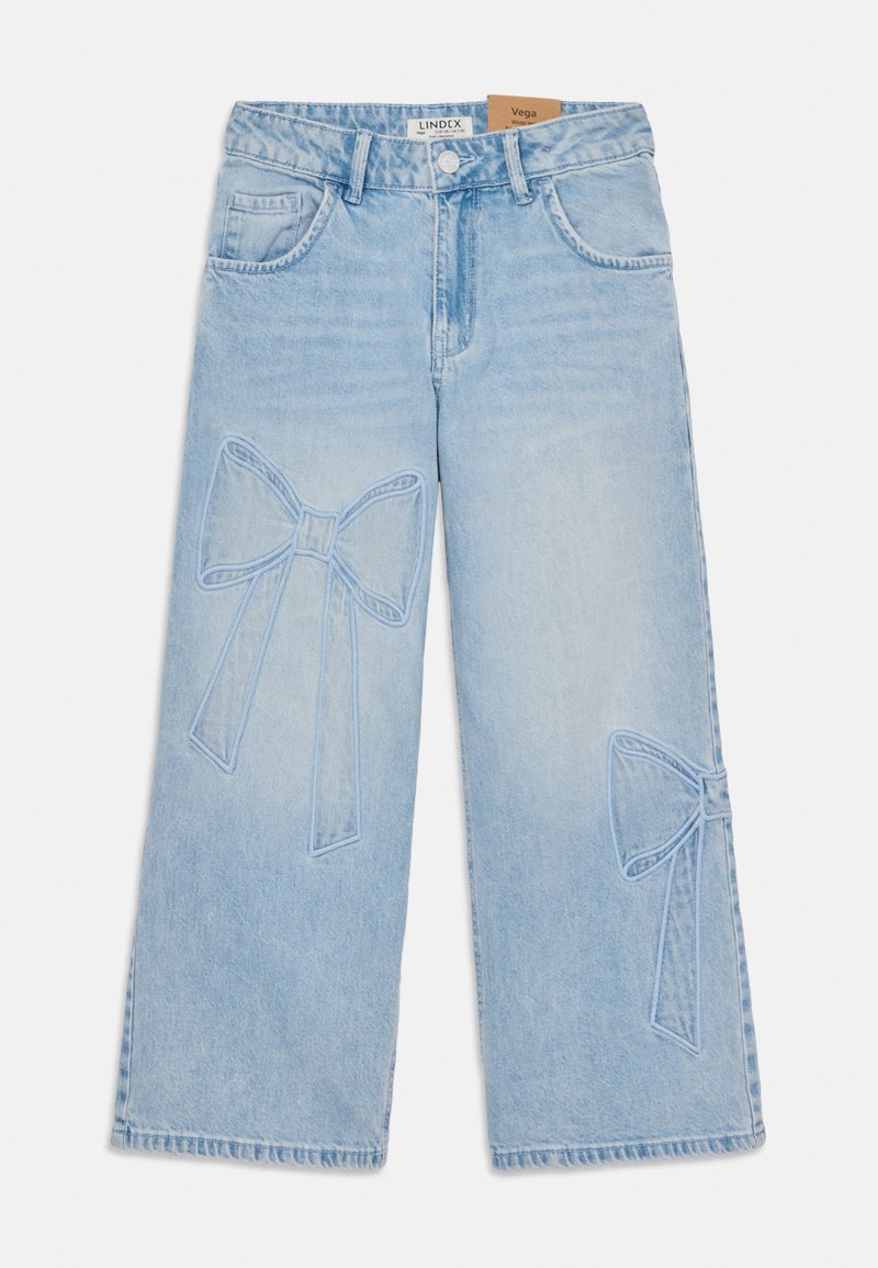 Világoskék, bő szabású farmernadrág, amelyet hímzett masnikkal díszítettek mindkét lábszáron. Puha textúrájú denim anyagból készült, standard öt zsebes kialakítással.