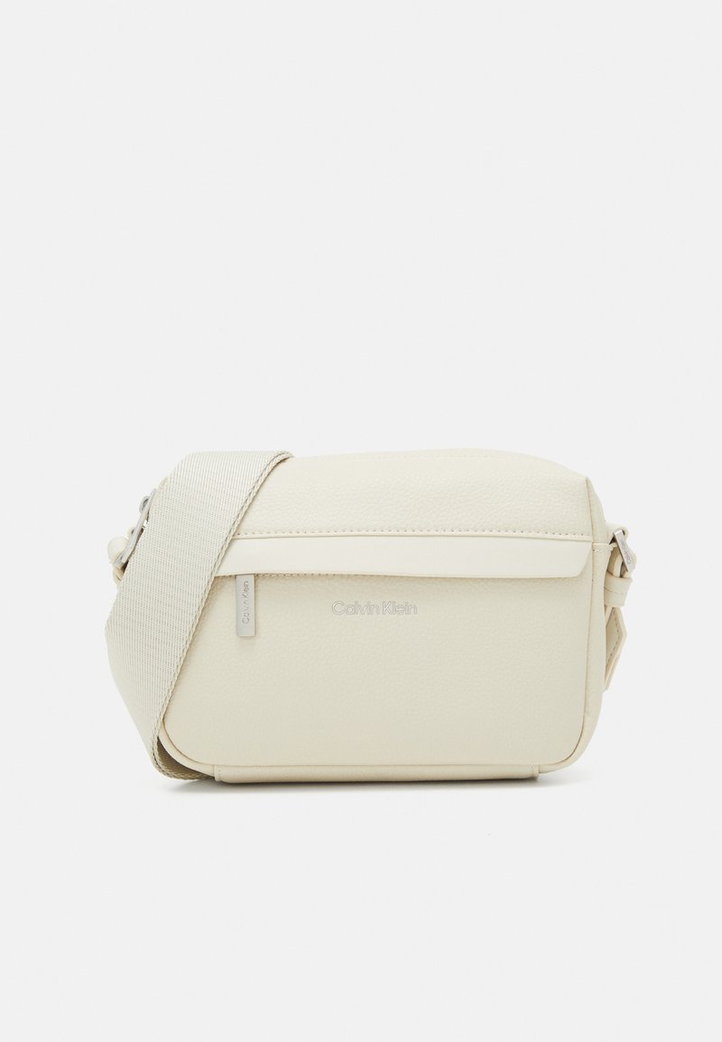 Calvin Klein MUST CAMERA BAG UNISEX - Keresztpántos táska - dark ecru