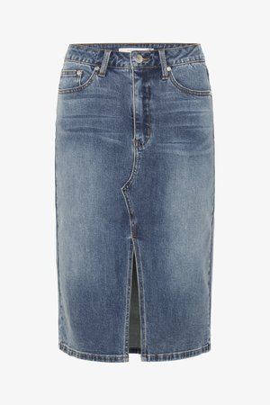 Blå denim kneelengde skjørt med frontslitt, fem-lommes design og knappelukking i midjen.