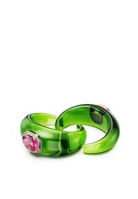 Bracciali in resina verde con un grande gemma rosa e dettagli quadrati, con una finitura liscia e lucida e un design curvo.