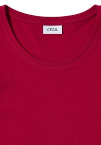 Czerwona koszulka bawełniana z okrągłym dekoltem i krótkimi rękawami. Metka z napisem "CECIL". Gładka struktura bez widocznych wzorów czy akcentów.
