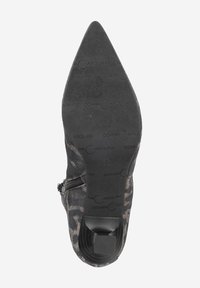 Bottine en cuir noir avec bout pointu, fermeture éclair frontale et motif léopard texturé. Dotée d'un talon bloc superposé.