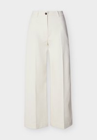 Κρεμ παντελόνι με ψηλή μέση και φαρδιά γραμμή, με θηλιές για ζώνη, ένα κουμπί και φερμουάρ, τοποθετημένο επίπεδο σε απλό φόντο.