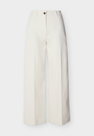 Pantalones de tiro alto y pierna ancha en crema, con trabillas para cinturón, cierre de un solo botón y cremallera, exhibidos planos sobre un fondo liso.