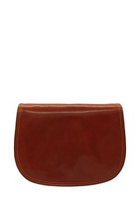 Pochette en cuir brun avec une texture lisse, une forme courbée et des coutures contrastantes le long des bords. Pas de matériel ou de décorations visibles.