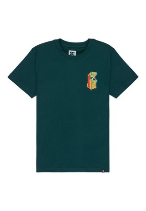 Ciemnozielona koszulka z krótkim rękawem z małą, kolorową grafiką automatu do gier na lewej piersi oraz metką z logo DC na dole.