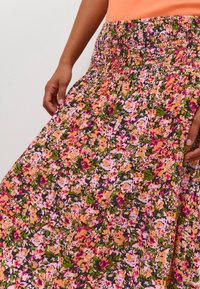 Kaffe Maxinederdele - melon pink abstract flower