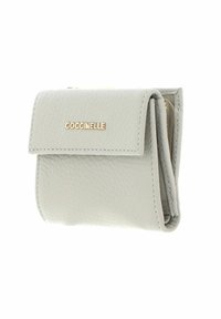 Portefeuille en cuir gris à finition texturée, avec logo doré et fermeture à rabat. Design compact avec surpiqûres visibles et emplacements pour cartes à l'intérieur.