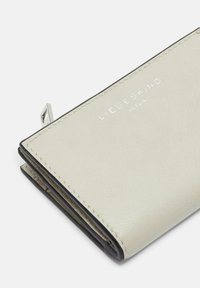 Portafoglio in pelle testurizzata grigia chiara con bordo nero, dotato di accessori in argento e marchio in rilievo "LIEBESKIND BERLIN" nella parte anteriore.