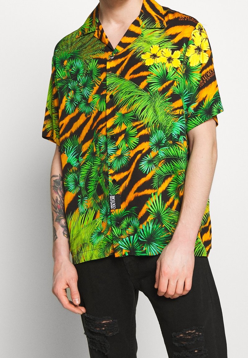 Kurzärmeliges Hemd mit einem lebhaften Druck von grünen Palmenblättern, gelben Blumen und orangefarbenen Tigerstreifen auf schwarzem Hintergrund.