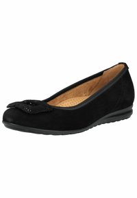 Bailarina de ante negro con un lazo texturizado en la punta y un interior acolchado. Cuenta con una suela de goma flexible.