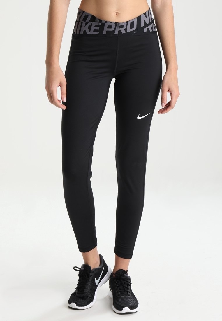 Leggings de sport noirs avec une taille haute portant "Nike Pro" en texte gris. Comprend un petit logo Nike blanc sur la cuisse gauche.