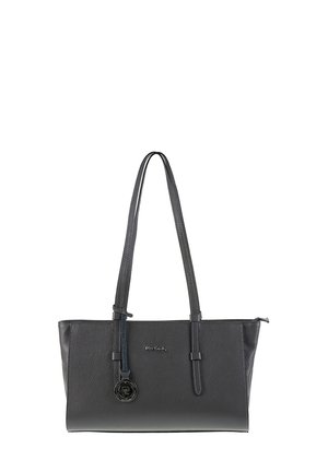 Borsa a spalla in pelle nera texture con lunghe tracolle, chiusura a zip e charm rotondo con logo appeso sul davanti.