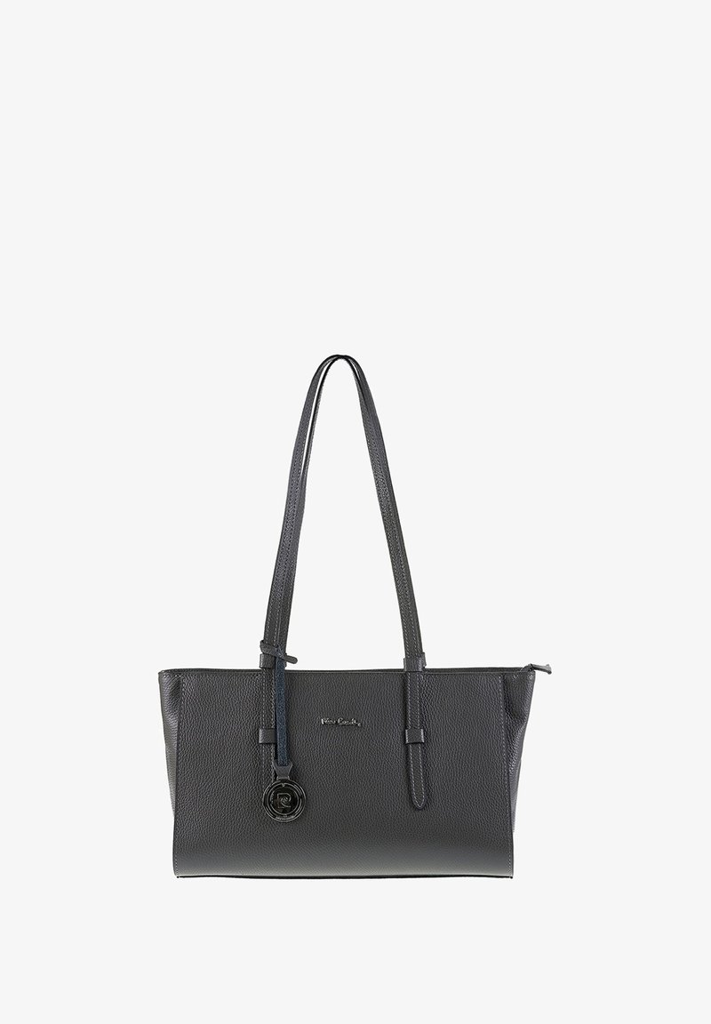 Zwarte leren schoudertas met textuur, lange schouderbanden, ritssluiting en een ronde hangende logo charm aan de voorkant.