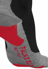 Szare i czarne skarpety z wypełnieniem, z czerwonymi akcentami i logo. Charakteryzują się teksturowanym materiałem i bezszwową konstrukcją dla komfortu i wsparcia. Rozmiar 42-43.