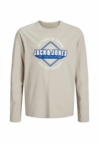 Bež majica dugih rukava izrađena od pamuka, s plavim grafičkim logotipom s natpisom "JACK & JONES" u centru i okruglim izrezom.