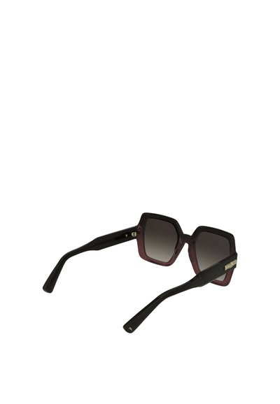 Schwarze und bordeauxfarbene hexagonale Sonnenbrille mit Gradientengläsern, eleganten schwarzen Bügeln und goldenen Akzenten an den Scharnieren. Robustes Kunststoffmaterial.