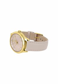 Goldfarbene Uhr mit rundem Zifferblatt, hellrosa Ziffernblatt und klaren Stundenmarkierungen. Verfügt über ein hellbeiges Lederarmband mit Nähten und einer Schnalle.