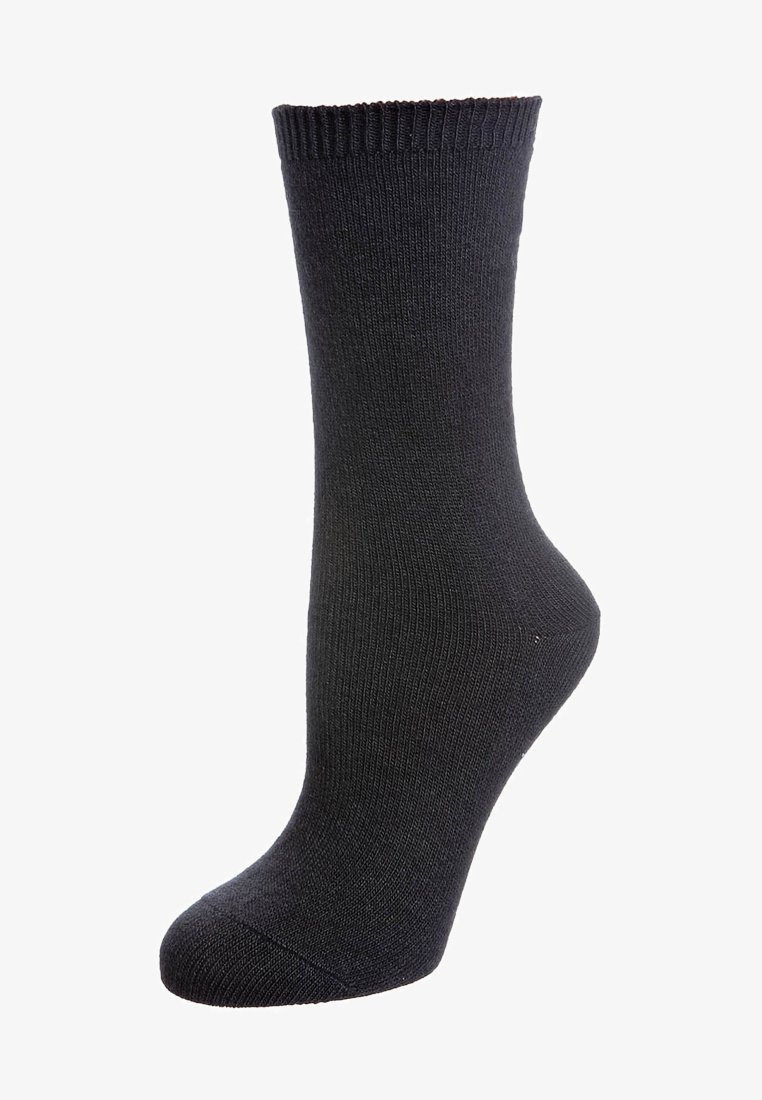 Μαύρη κάλτσα μέχρι τον αστράγαλο με ριγωτό τελείωμα, κατασκευασμένη από πλεκτό ύφασμα, εκτεθειμένη σε μορφή ποδιού σε λευκό φόντο.