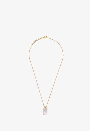 Złoty naszyjnik z łańcuszkiem i prostokątnym wisiorkiem, w którego centrum znajduje się iryzujący, jasnoróżowy kamień, otoczony gładką złotą oprawą.