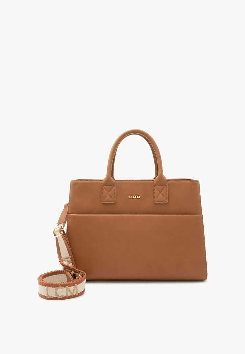 Braune Lederhandtasche mit zwei oberen Griffen, einem abnehmbaren Riemen und einer Vorderklappe mit Markenlogo. Glatte Textur und strukturiertes Design.