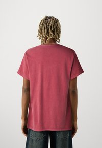 BDG Urban Outfitters DRAMATIC TEE UNISEX - Μπλουζάκι με στάμπα - washed red