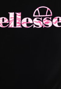 Zwarte stof met roze logo met gestileerde letters en een roze en witte camouflagepatroon in bepaalde tekens. Eenvoudig en gedurfd ontwerp.