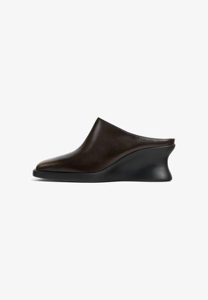 Mørkebrunt læder slip-on mule med spids tå og tyk sort buet kilehæl mod hvid baggrund.