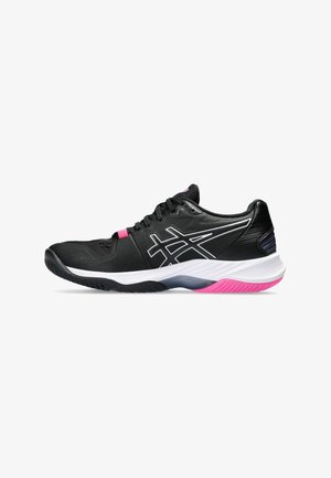 Zapatilla deportiva negra con parte superior texturizada, detalles en la suela en blanco y rosa, que cuenta con un sistema de cordones seguro y un logo plateado en el lateral.