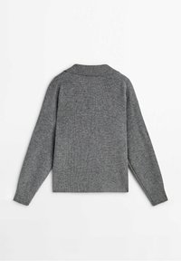 Pull en tricot gris à côtes avec des manches longues et un large col, présenté de dos sur un fond blanc.