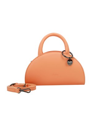Orangefarbene Lederhandtasche mit einem geschwungenen, soliden Design. Verfügt über einen oberen Griff, einen abnehmbaren Schulterriemen und ein rundes Metallschild mit Logo.