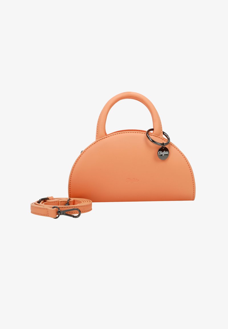 Orangefarbene Lederhandtasche mit einem geschwungenen, soliden Design. Verfügt über einen oberen Griff, einen abnehmbaren Schulterriemen und ein rundes Metallschild mit Logo.